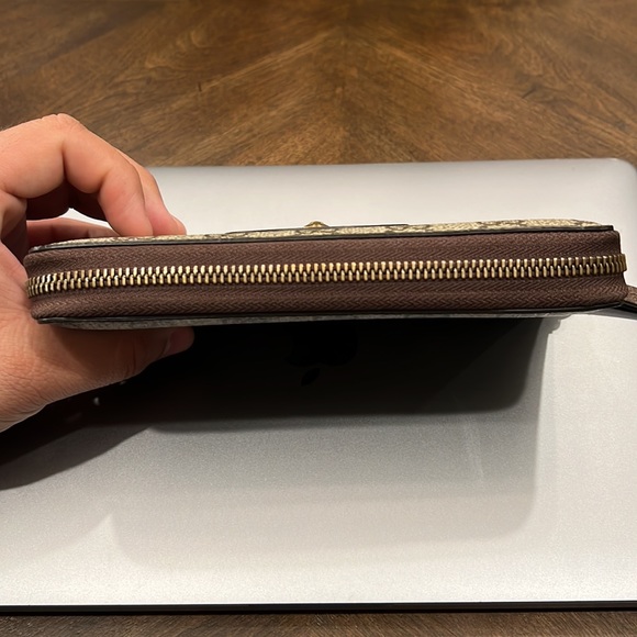 Long Gucci Zip wallet retired item. Hard to find with a lion emblem - Picture 3 of 4